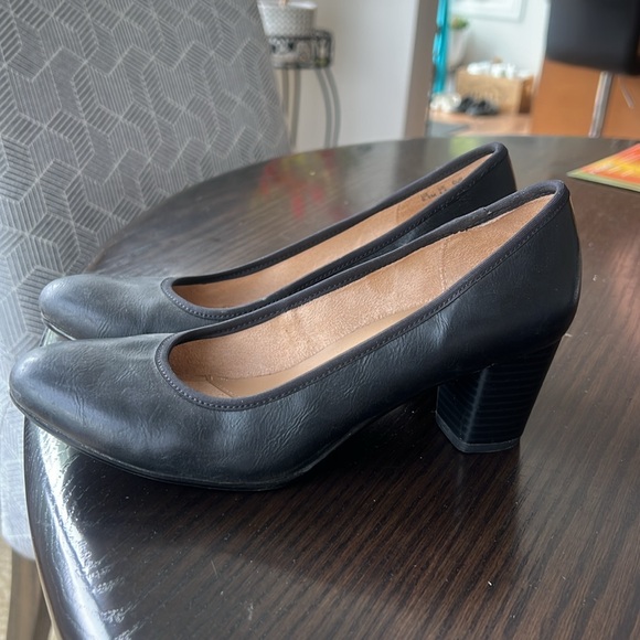 Naturalizer Pumps - Picture 2 of 6